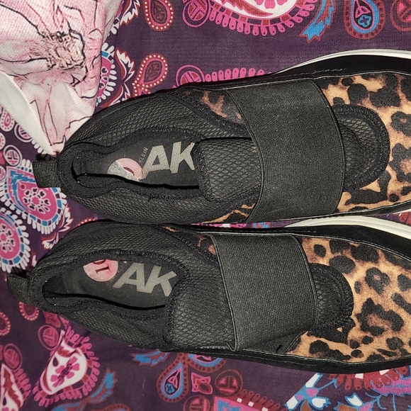 ➶➶➶➶➶ Anne Klein Backdoor Sport Leopard Print Sneakers  ➷➷➷➷➷ - Picture 3 of 11